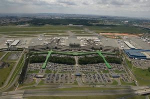 Vista aérea hacia el Aeropuerto Internacional de Sao Paulo Guarulhos